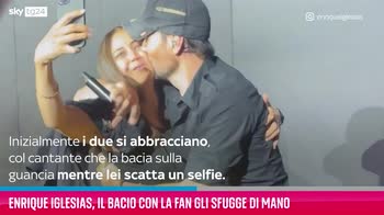 VIDEO Enrique Iglesias, il bacio con la fan sfugge di mano
