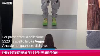 VIDEO Emily Ratajkowski sfila per JW Anderson