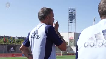 Luis Enrique allena la Spagna con i walkie-talkie