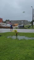 Uomo affronta uragano Ian alzando bandiera Stati Uniti