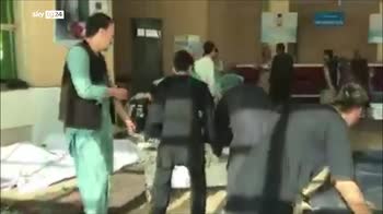 Kamikaze si fa esplodere in una scuola di Kabul, � strage