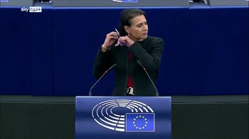 Eurodeputata Svezia si taglia una ciocca a sostegno donne Iran