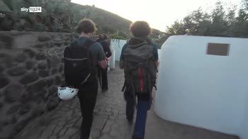 Lo Stromboli continua la sua attivit� ma attira centinaia di turisti