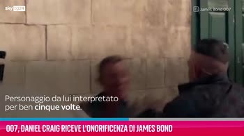 VIDEO 007, Daniel Craig riceve l'onorificenza di James Bond