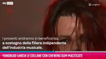 VIDEO Yungblud lancia le collane con chewing gum masticate