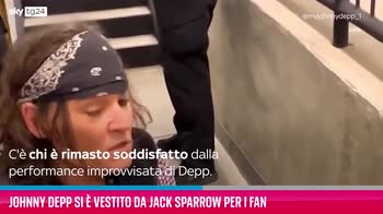 VIDEO Johnny Depp si è vestito da Jack Sparrow per i fan