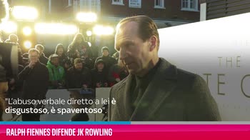 VIDEO Ralph Fiennes difende JK Rowling