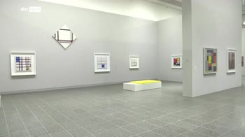 Mondrian, un suo quadro esposto 77 anni a testa in gi�