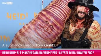 VIDEO Halloween 2022, il costume da verme di Heidi Klum