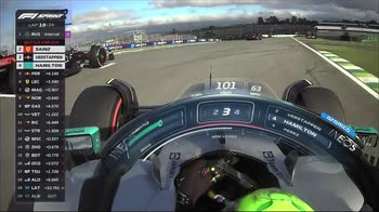 Sorpasso Sainz e Hamilton su Verstappen