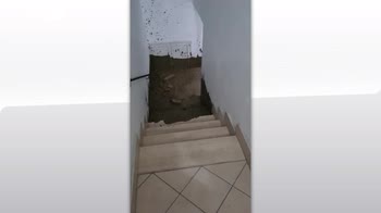 Frana Ischia, il fango sulle scale di una abitazione