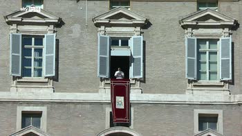 Papa prega per frana a Ischia e dice Stop a violenza su donne