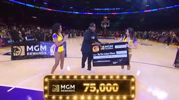 NBA, il tifoso Lakers segna da centrocampo: vinti 75.000 $