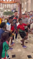 Mondiali, Aguero scatenato: danza tribale con i bambini