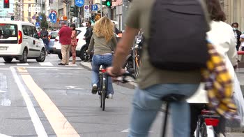 Sicurezza ciclisti, disegno di legge fissa 1,5 metri di distanza durante sorpassi