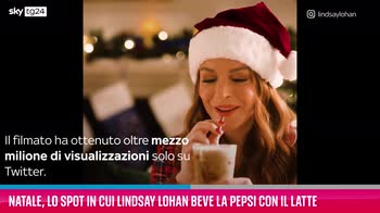 VIDEO Natale, spot in cui Lindsay Lohan beve Pepsi con latt