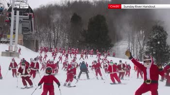 ERROR! USA, centinaia di Babbi Natale sugli sci nel Maine