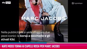 VIDEO Kate Moss torna ai capelli rosa per Marc Jacobs