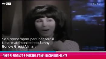 VIDEO Cher si fidanza e mostra l'anello con diamante