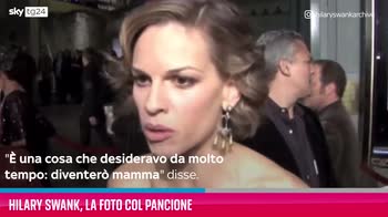 VIDEO Hilary Swank, la foto col pancione