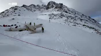 Dolomiti, atterraggio d'emergenza per aereo da turismo