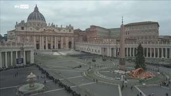 Morte Papa Ratzinger, i fedeli in poazza san pietro