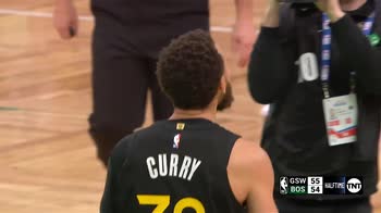 NBA, la tripla di Steph Curry da centrocampo sulla sirena