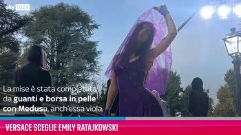VIDEO Versace sceglie Emily Ratajkowski
