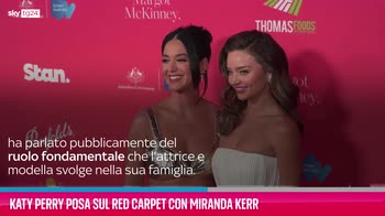 VIDEO Katy Perry posa sul red carpet con Miranda Kerr