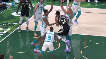 NBA, i 34 punti di Giannis Antetokounmpo contro Charlotte