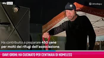 VIDEO Dave Grohl ha cucinato per centinaia di homeless