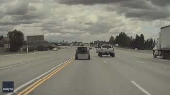 California, auto vola in aria colpita da un copertone