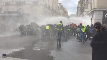 Proteste in Francia, ombrelli contro i cannoni ad acqua