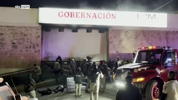Messico, migranti detenuti al confine con Usa lasciati morire in un incendio