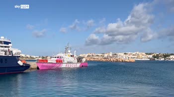 Lampedusa, riprendono i trasferimenti per svuotare l'hotspot