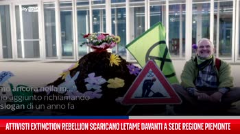 Attivisti Extinction Rebellion scaricano letame davanti a sede Regione Piemonte