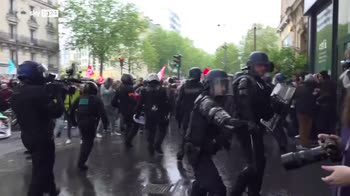 Proteste in Francia, scontri tra manifestanti e polizia a Parigi