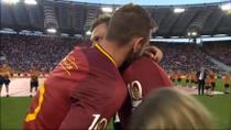 Roma, Totti abbraccia De Rossi e saluta i compagni