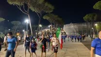 Italia da sogno, i tifosi cantano l'inno dopo la partita