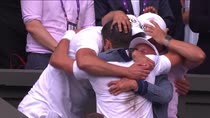 Djokovic vince Wimbledon: la festa a fine partita