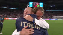 Mancini, le lacrime e l'abbraccio con Vialli