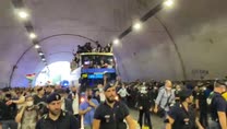 Italia scortata nel tunnel dai tifosi: brividi a Roma!
