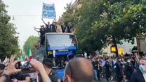 Gli Azzurri cantano con i tifosi per le strade di Roma
