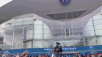 Psg, tifosi inneggiano a Messi davanti allo stadio