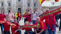 Spagna, cori e festa dei tifosi in centro a Milano