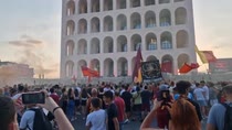 I tifosi della Roma si scaldano: cori in attesa di Dybala