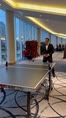 Federer si scalda a ping pong: che giocata in smoking!