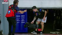 Cameramen fuori dal box, Quartararo gli porta la telecamera